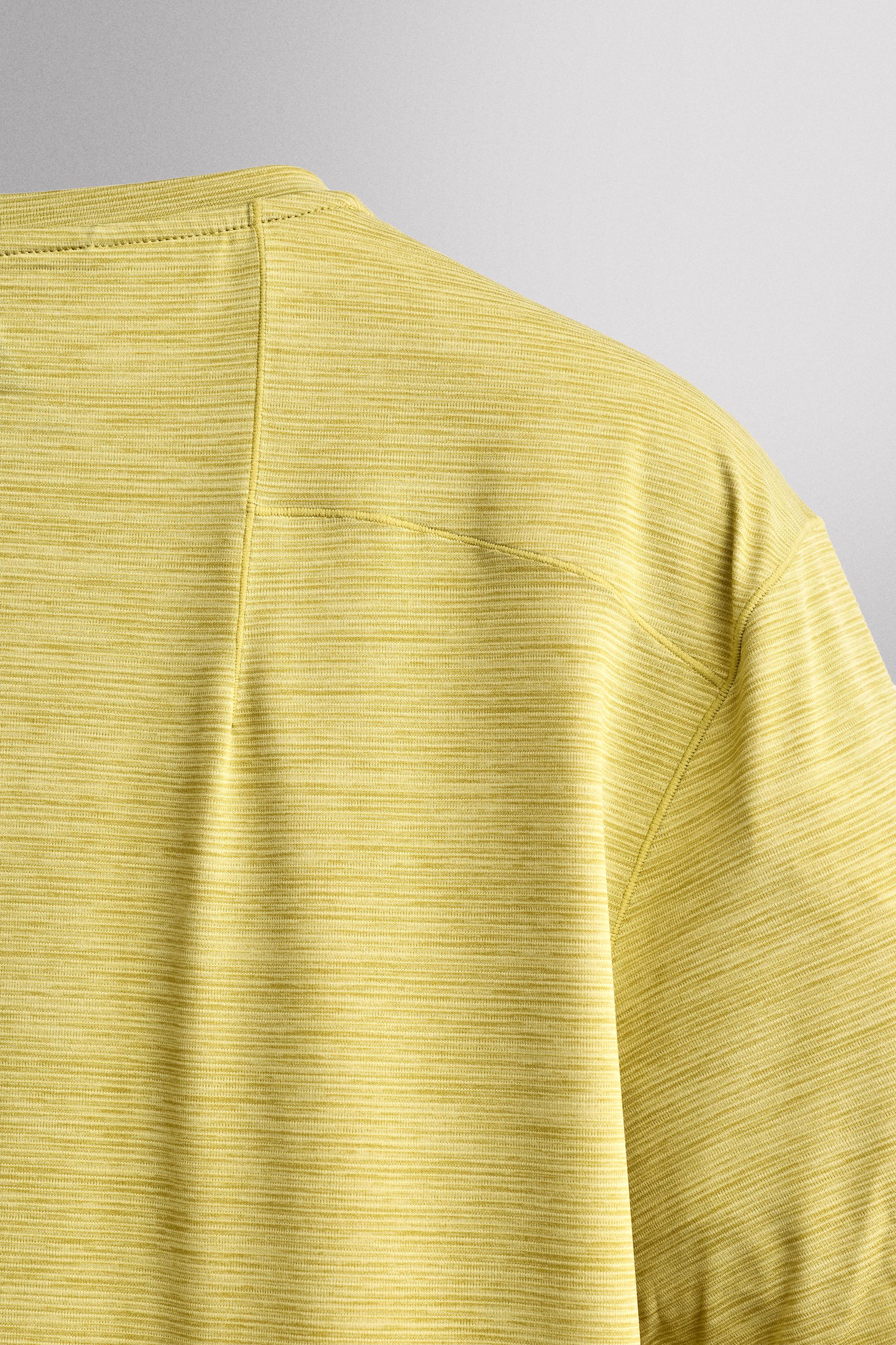 T-SHIRT TECHNIQUE JACQUARD À RAYURES